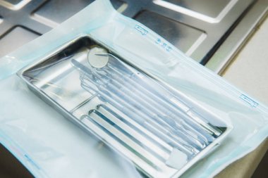 Kadar steril paket dişçi aletleri kapatın. Kısırlık ve Emanet bakım kavramı. Seçici odak, metin için yer.