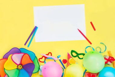 Parlak sarı Festival arka plan boş boş ve parti araçları ve dekorasyon - baloons, komik karnaval maskeleri, Festival tinsel ve bayraklı garland ile. İyi ki doğdun tasarım konsepti. Metin için yer.