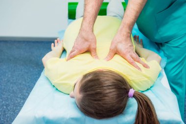 Genç kadın alıcı masaj terapisti. Onun hastanın omurga tıbbi ofis içinde uzanan bir chiropractor. Nörolojik muayene. Osteopati, chiropractic, Fizyoterapi.