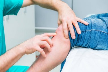 Diz erkek hastanın parmak pulpation tarafından test nörolog doktor. Nörolojik muayene. Seçici odak, yakın. Metin için yer.
