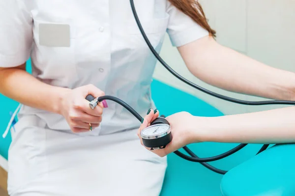 Kadın tıp doktor hastasını için kan basıncı ölçme görünümünü kapatın. Ellerini kapatın. Sağlık, sağlıklı yaşam ve tıbbi hizmet anlayışı — Stok fotoğraf