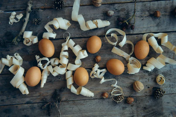 Draufsicht Rohe Eier Aus Naturgold Mit Naturdetails Nüssen Zapfen Und — Stockfoto