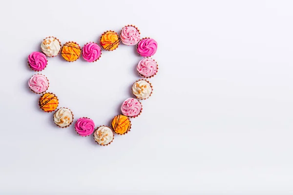 Üst Manzaralı Çikolata Şekerleri Beyaz Arka Planda Kalp Şeklinde Düzenlenmiş — Stok fotoğraf
