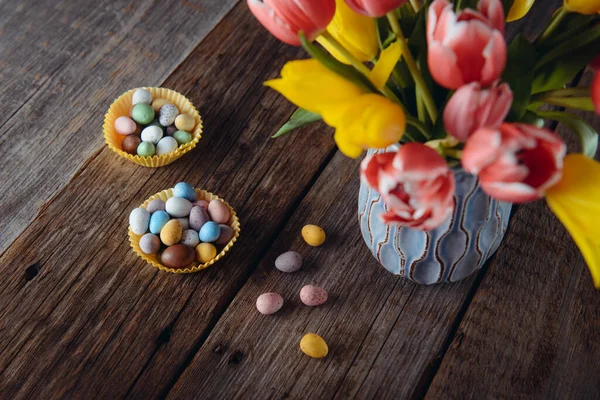 Zwei Papiertüten Mit Osterbonbons Bedeckte Eier Verschiedenen Pastellfarben Der Nähe — Stockfoto