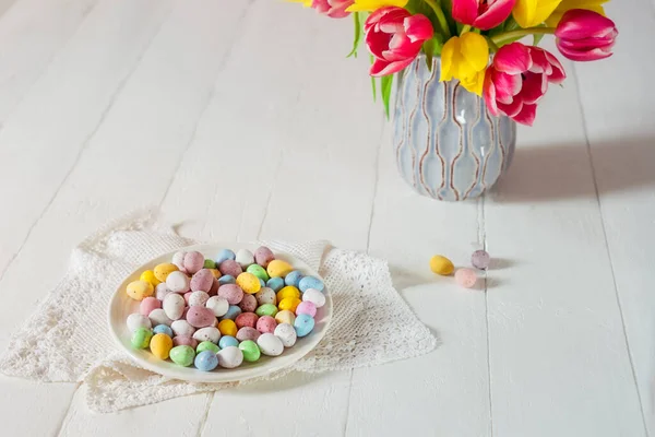 Festliche Osterbonbons Bedecken Eier Verschiedenen Pastellfarben Auf Dem Teller Mit — Stockfoto