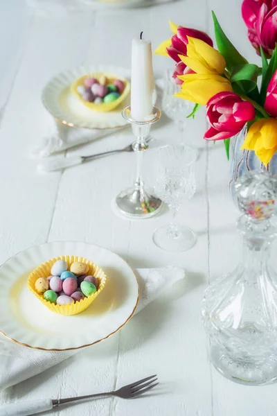 Serviert Wird Der Ostertisch Mit Bunten Süßen Eiern Auf Den — Stockfoto