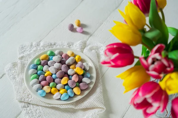 Üst Manzara Paskalya Şekerleri Tabakta Çeşitli Pastel Renklerde Yumurtalar Ahşap — Stok fotoğraf