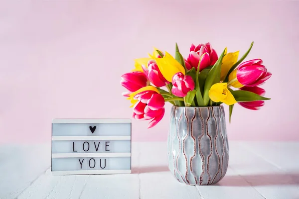 Lightbox Com Amor Você Mensagem Fresco Primavera Amarelo Rosa Tulipas — Fotografia de Stock