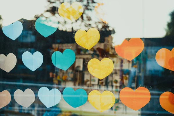 Cerrar Corazones Papel Hechos Mano Colores Arcoíris Forma Vitrina Ventana — Foto de Stock