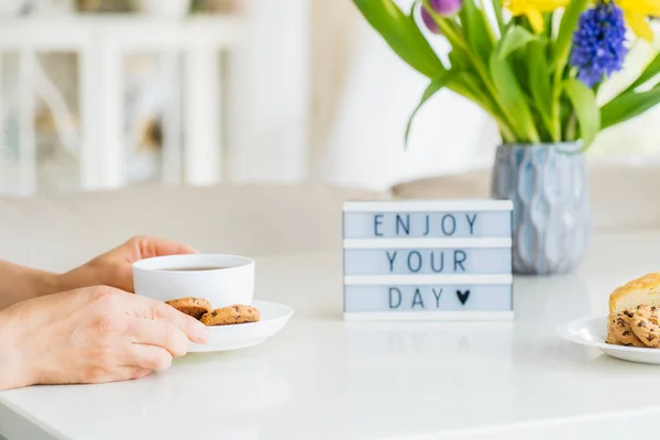 Guten Morgen Frühstückszeit Close Frau Mit Tasse Heißem Kaffeegetränk Keksen — Stockfoto