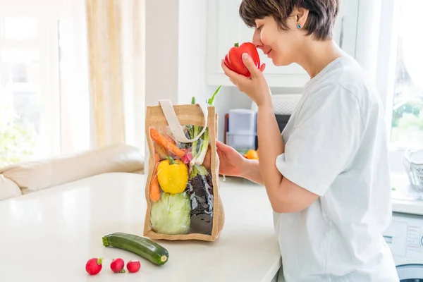 Woman Taking Checking Fresh Organic Vegetables Reusable Eco Sackcloth Fabric — Stock Photo, Image