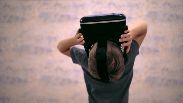 Jongen gebruik virtual reality headset helm. Vr. virtuele werkelijkheid. 4 k-resolutie. Nieuwe technologie. Hi-Tech. High-Tech. Vr-bril. — Stockvideo