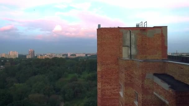 Prise de vue avec le drone. Le drone descend le long de la construction. — Video