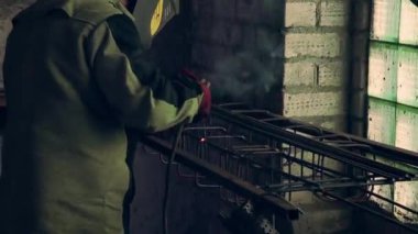 Kaynakçı. İnşaat demiri kaynak. Kıvılcım parlak sprey. Yakın çekim.