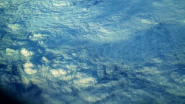 Uçak görünümden. Beyaz bulutlar ve mavi gökyüzü. 4 k çözünürlüklü. Uçuş yüksek irtifada. Troposfer. 10-12 kilometre yükseklikte uçuş. Harika bir manzara. — Stok video