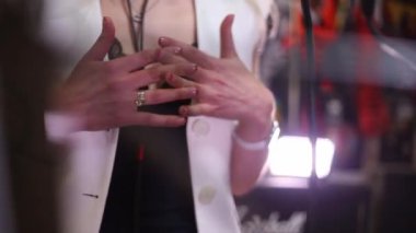 Şarkıcı bir stüdyo mikrofon şarkı kaydeder. Vokalist söylüyor. Kayıt stüdyosu. Şarkı. Müzik.