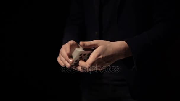 魔術師は、黒い背景にデッキのカードをシャッフルします。手。クローズ アップ. — ストック動画