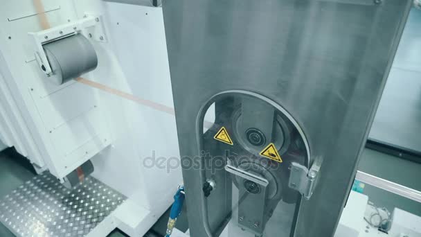 Reparto di produzione dell'azienda. Produzione della pellicola per salsicce. Alberi metallici rotanti. Grado di colore freddo. — Video Stock
