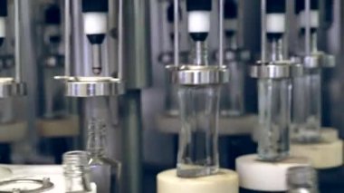 Alkol cam şişelerde tesisinde sızıntısı. Konveyör bant cam şişe ile. Alkollü içeceklerin dökülme alışveriş. Konveyör yakın çekim. Alkollü içki üretim süreci. 4 k res.