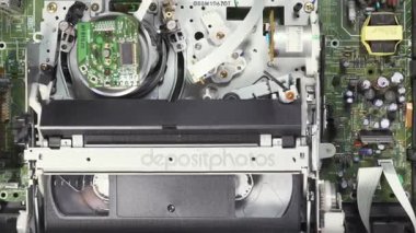 VHS, video oynatıcı yükler ve bant, vhs oyuncu, yakın çekim çalışma işlemi okur. 4 k görüntüleri. Kamera hareketi.