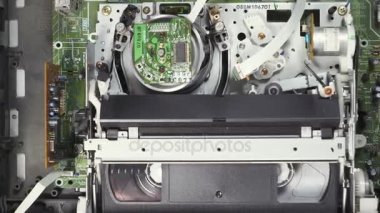 VHS, video oynatıcı yükler ve bant, vhs oyuncu, yakın çekim çalışma işlemi okur. 4 k görüntüleri. Kamera hareketi.