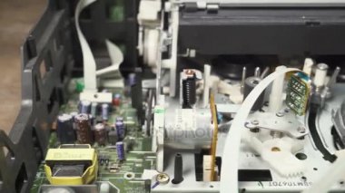  VHS, video oynatıcı yükler ve bant, vhs oyuncu, yakın çekim çalışma işlemi okur. 4 k görüntüleri. 