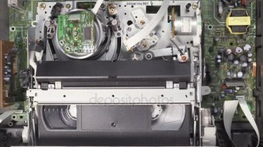 VHS, video oynatıcı yükler ve bant, vhs oyuncu, yakın çekim çalışma işlemi okur. 4 k görüntüleri. 