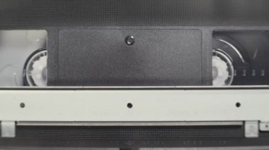VHS, video oynatıcı yükler ve bant, vhs oyuncu, yakın çekim çalışma işlemi okur. 4 k görüntüleri. 