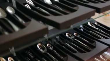 Çatal bıçak takımı bir koyu arka plan, kamera hareketi, yakın çekim.