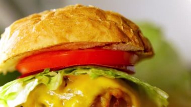 Ağır çekimde klasik burger