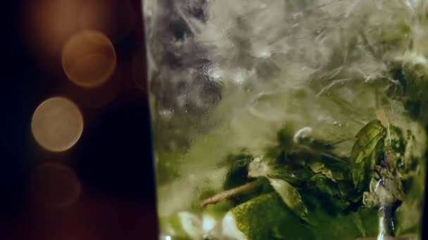 Tillverkningen av deras mojito i slow motion — Stockvideo