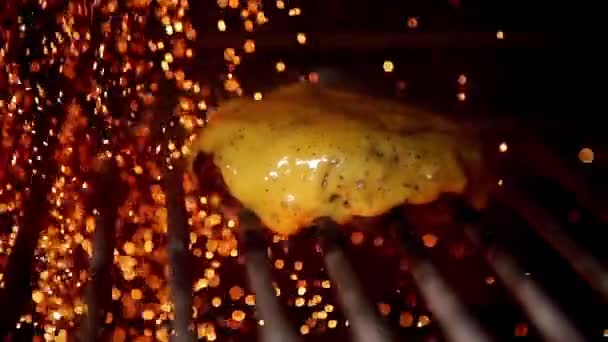 Freír hamburguesa en cámara lenta — Vídeos de Stock