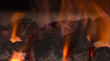 Ağır çekimde yanan kömür ateşi