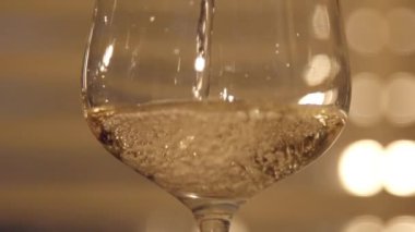 Şampanya ağır çekimde dökme