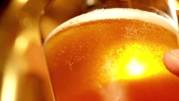 Burbujas de cerveza en cámara lenta — Vídeo de stock