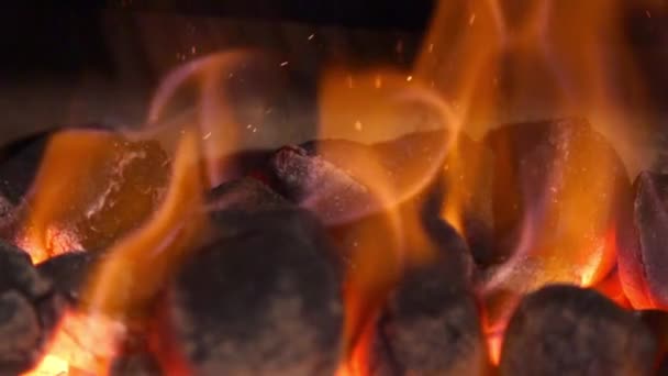 Houtskoolvuur brandt in slow motion — Stockvideo
