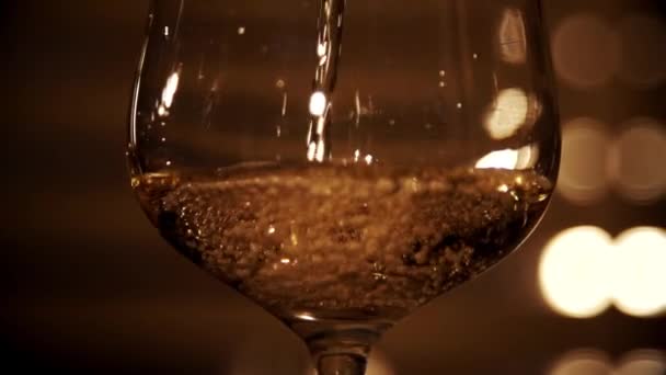 Nalil bílé víno v pomalém pohybu — Stock video