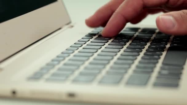 Dizüstü bilgisayar klavyesi yazma — Stok video