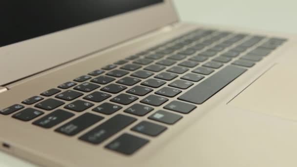 Макрозйомка клавіатури ноутбука — стокове відео