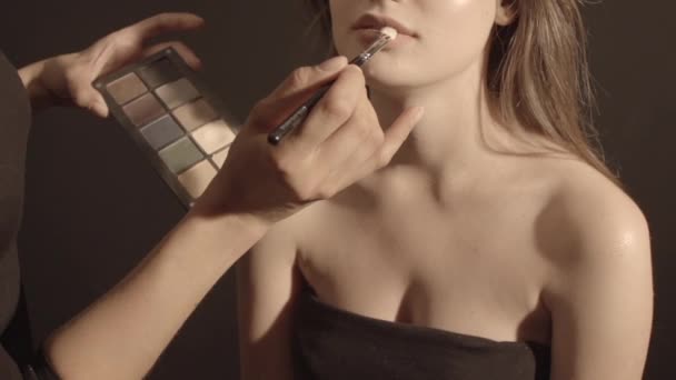 Poner maquillaje en cámara lenta — Vídeo de stock