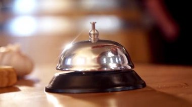 Ağır çekimde çağrı düğmesine basıyorum