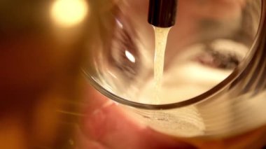 Ağır çekimde bira döküyor