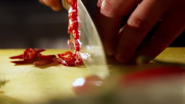 Snij de paprika in slow motion — Stockvideo
