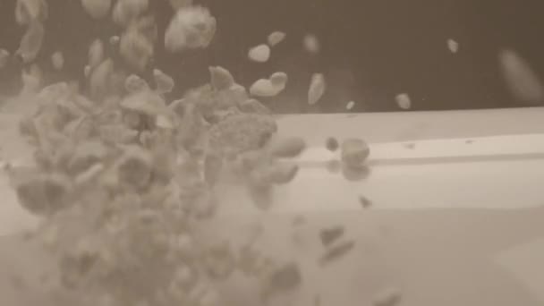 碰撞试验的慢动作浴 — 图库视频影像