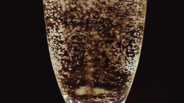 Champagne bubliny v pomalém pohybu — Stock video