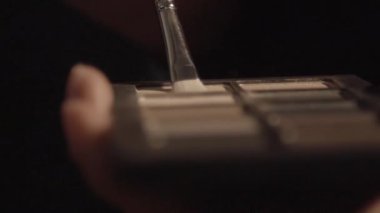 Ağır çekimde kozmetik kullanma