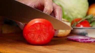 Ağır çekimde kesim domates