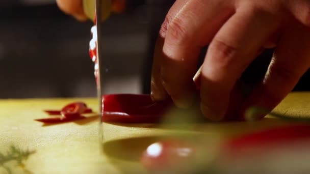 Розрізання перцю повільним рухом — стокове відео