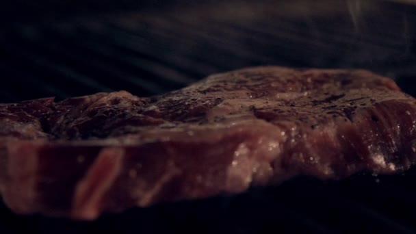 Cozinhar carne em câmera lenta — Vídeo de Stock