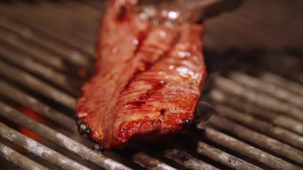 Cozinhar carne em câmera lenta — Vídeo de Stock